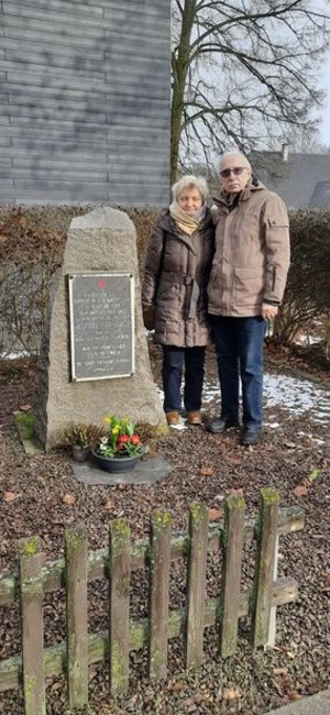 Raimon Brete und Margitta Teucher am Denkmal für Anton Erhhardt